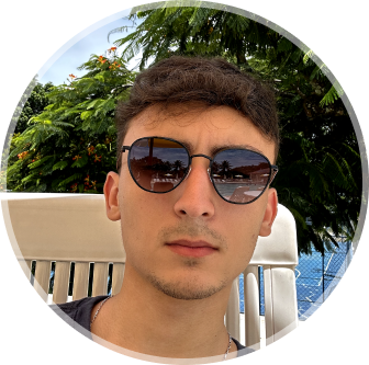 Foto de Davi Gentil com oculos escuro com fundo de natureza